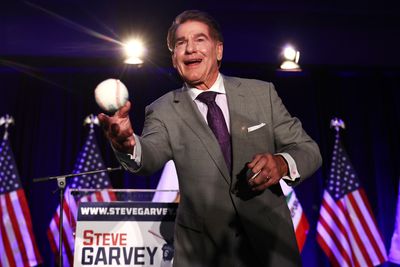 Former LA Dodger Steve Garvey aims for the wall in U.S. Senate race