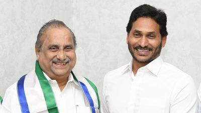 Kapu leader Mudragada Padmanabham and his son join YSRCP