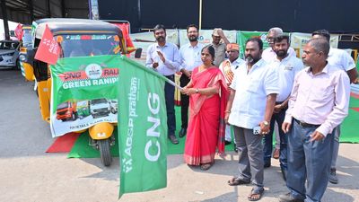 Collector flags off vehicle rally in Ranipet to promote use of piped natural gas