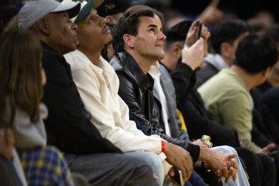 Retired tennis legend Roger Federer visits Warriors