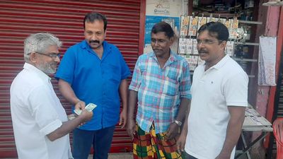 Kerala fruit vendor loses ₹40,000, kind strangers find and return some of the money