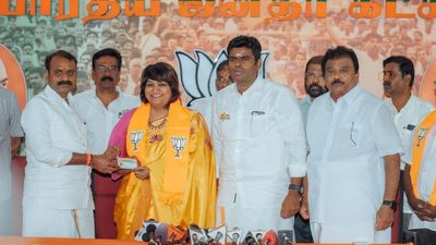 Lok Sabha polls | Anusha Ravi quits MNM, joins BJP