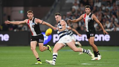 Dangerfield lifts Geelong to tight win over Saints