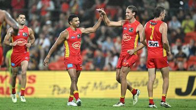 Crows' fast finish falls short as Gold Coast hang on