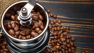 How to grind coffee beans at home – with and without a grinder