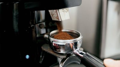 How to grind coffee beans at home – with and without a grinder