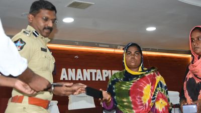 SP hands over 311 recovered mobile phones worth ₹85 lakhs in Anantapur