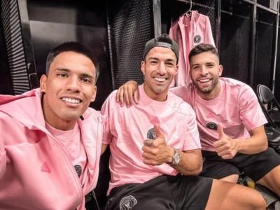 Luis Suárez Celebrates Victory With Teammates In Changing Room Selfie