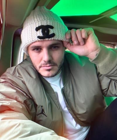 Mauro Icardi Flaunts Signature Style With Confident Selfie Pose