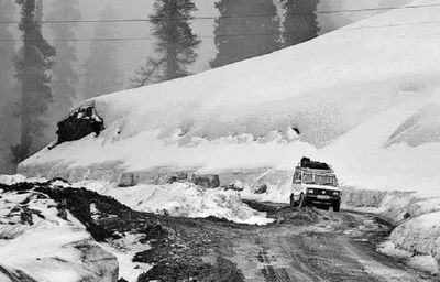 J-K: Bandipora-Gurez road blocked due to avalanche, clearance operation underway