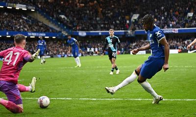 Chelsea into FA Cup semis as late double sinks 10-man Leicester in chaotic battle