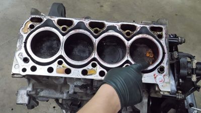 Volvo Engine Teardown Shows What Happens When Rod Bearings Fail Over Time
