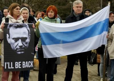 Russians In Latvia Vote In Presidential Election, Protest Putin