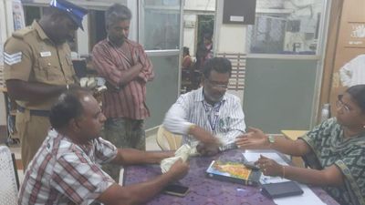 Lok Sabha polls | Surveillance teams seize gold jewellery, cash in Madurai, Rajapalayam