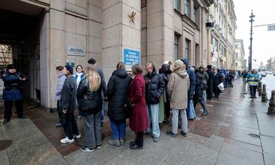 Russians form long queues at polling stations in ‘noon against Putin’ protest