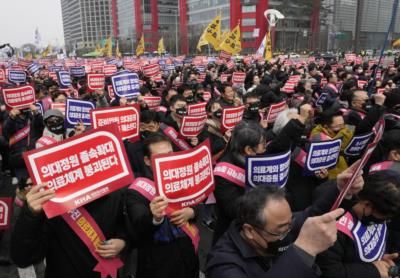South Korea Suspends Licenses Of Doctors Amid Hospital Disruptions