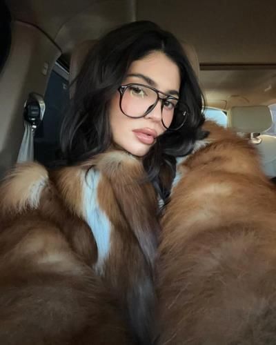 Kylie Jenner Stuns In Furry Coat And Glasses Selfie