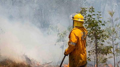 Bushfire on Perth's outskirts threatens lives and homes