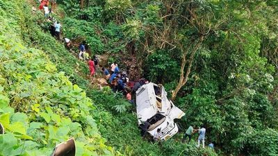 Four killed, 11 injured as tourist vehicle from T.N. falls into gorge in Idukki in Kerala