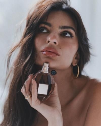 Emily Ratajkowski Celebrates Single Life With Stunning Redesigned Rings