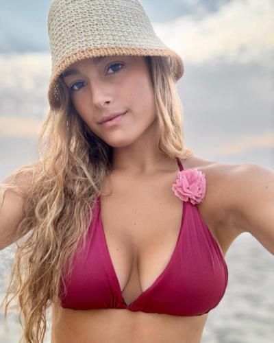 Camila Díaz's Fashionable Beach Look: Purple Bikini And Skin-Colored Hat