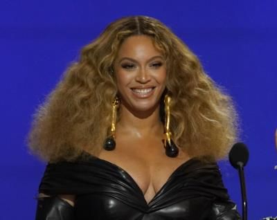 Beyoncé's 'Texas Hold 'Em' Climbs To Top 10 On Radio Songs Chart