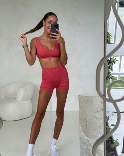 Kayla Itsines: Fitness Icon In Red Gym Outfit Selfie