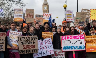 Junior doctors in England vote to continue striking until mid-September