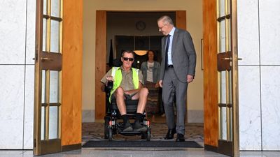 Vic man drives crusade to Canberra - on a lawnmower