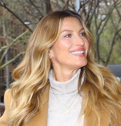 Gisele Bündchen Carries Her Foolproof Knee-High Boots Into Spring