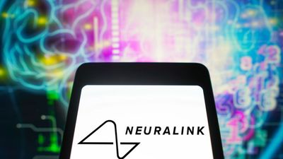 1st Neuralink patient shown using brain chip to control computer and play chess in unexpected livestream