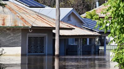 Cash leaves flood survivors making do in the aftermath