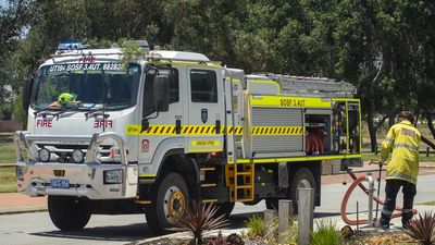Blaze threatens lives and homes in Perth's southeast