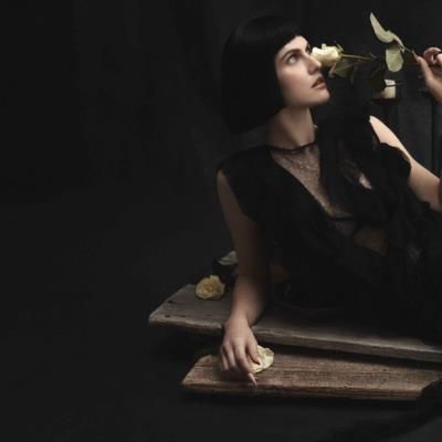 Elegant Beauty: Alexandra Daddario's Timeless Sophistication