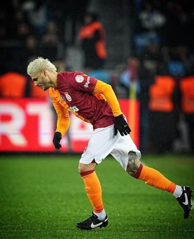 Mauro Icardi Shares Intimate Moments With Teammate After Match