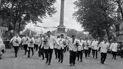 Waiters race for glory as Paris revives century-old tradition