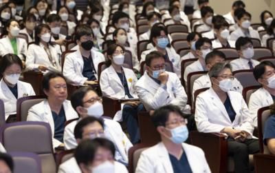 South Korean Doctors Support Striking Interns Over Admissions Dispute