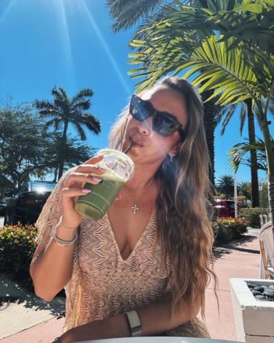 Donna Vekic Energizes With A Fresh Juice Break