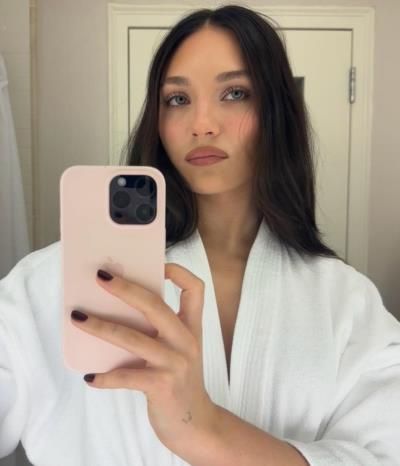 Radiant Beauty: Maddie's Captivating Mirror Selfie