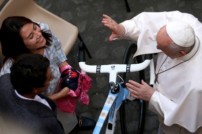 Pope's Pinarello sells at auction for £12,000 - half of estimated price