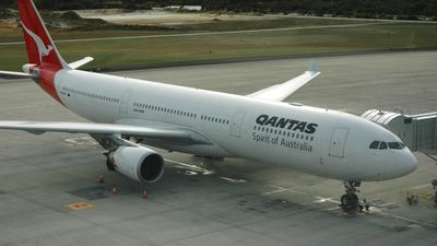 Qantas pilots shut down engine before landing safely