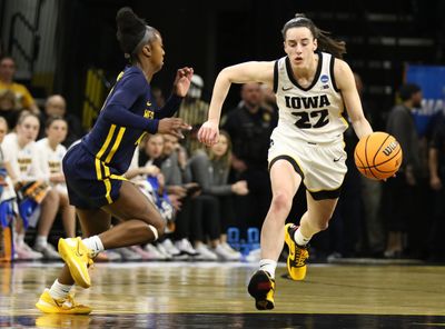 Caitlin Clark finally broke the single-season scoring record in D-1 NCAA women’s basketball