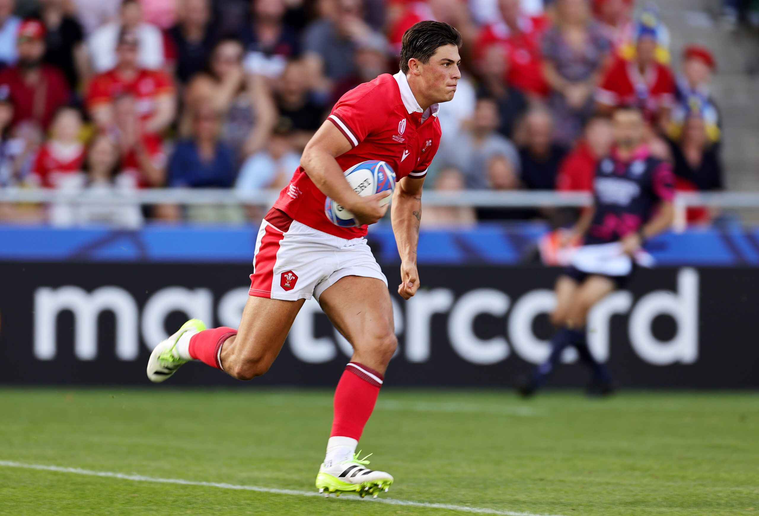 Broncos host rugby star Louis Rees Zammit on free