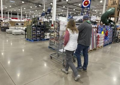 U.S. Consumer Confidence Holds Steady Despite Economic Uncertainty