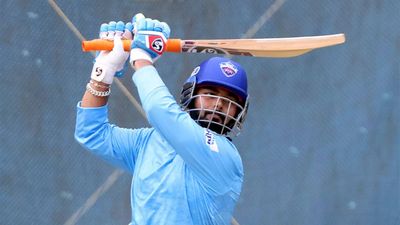 Watch: 'Khelte raho yaar, shabash!' - For a change, Ashwin stands behind while Rishabh Pant bats