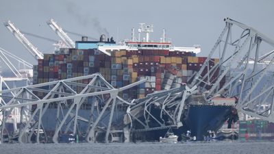 Loss of ship's power and stiff current may have led to bridge collision, experts say