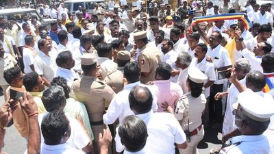 Lok Sabha polls | Scuffle breaks out between PMK cadre, police outside Salem Collectorate