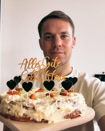 Manuel Neuer Celebrates Birthday With Selfie And Cake