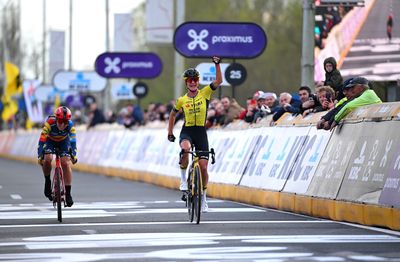Marianne Vos sprints to her 250th career victory at Dwars door Vlaanderen after outsmarting strong Lidl-Trek