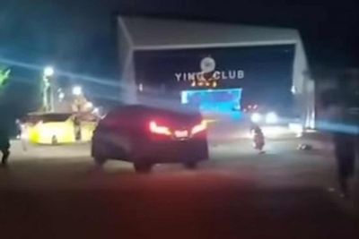 Tourist vans crash, fight outside Pattaya pub